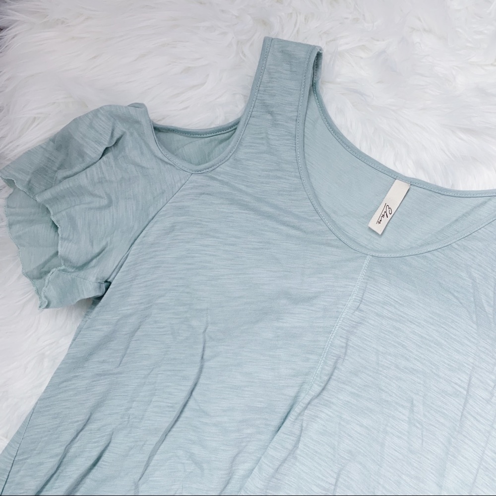 Elan Pale green cold shoulder short sleeve top